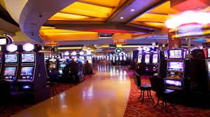Người chơi kiểm tra kết quả thắng trên điện thoại tại 888 slots